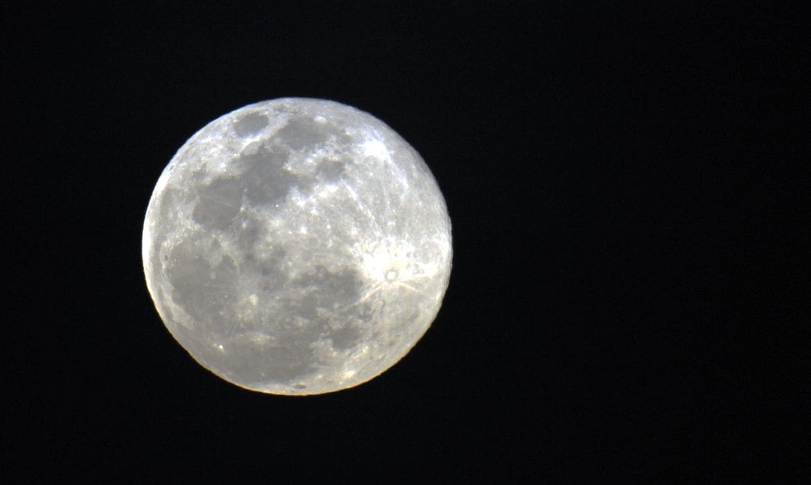 Primeira superlua de 2026 ilumina o céu neste sábado (03)