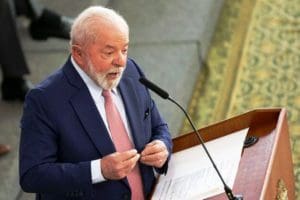 Presidente Lula antecipa cirurgia no quadril para setembro