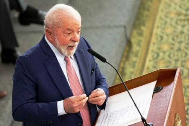 Presidente Lula antecipa cirurgia no quadril para setembro