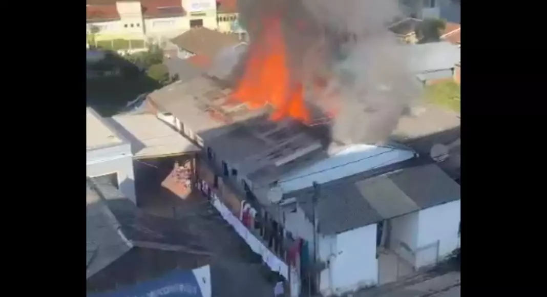 Vídeo: quitinetes pegam fogo e são destruídas em Gaspar