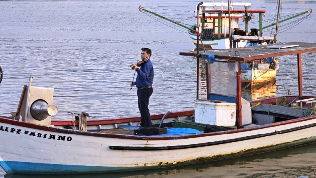 Violino ao por do sol reúne público dentro de barco neste sábado em Navegantes