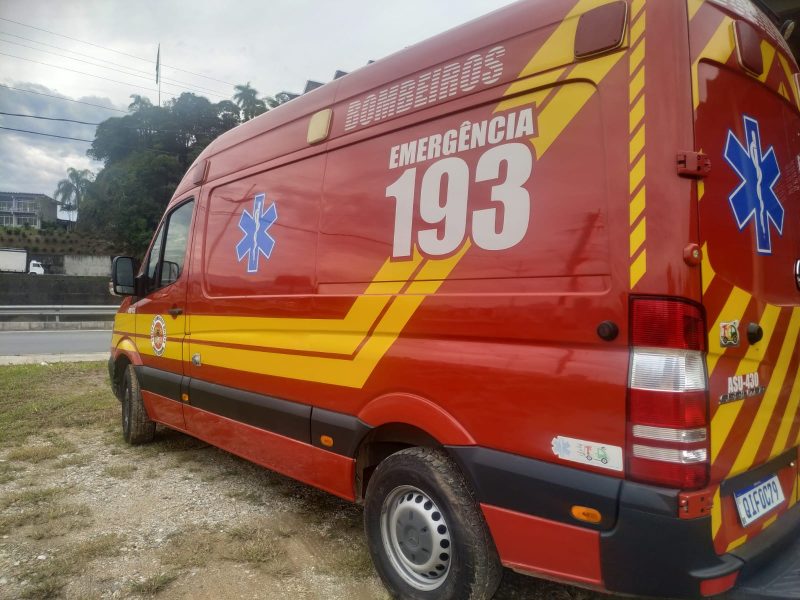 Acidente entre carro e bicicleta deixa adolescente ferido