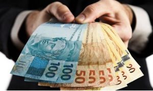 Funcionário recebe fortuna por engano e se recusa a devolver