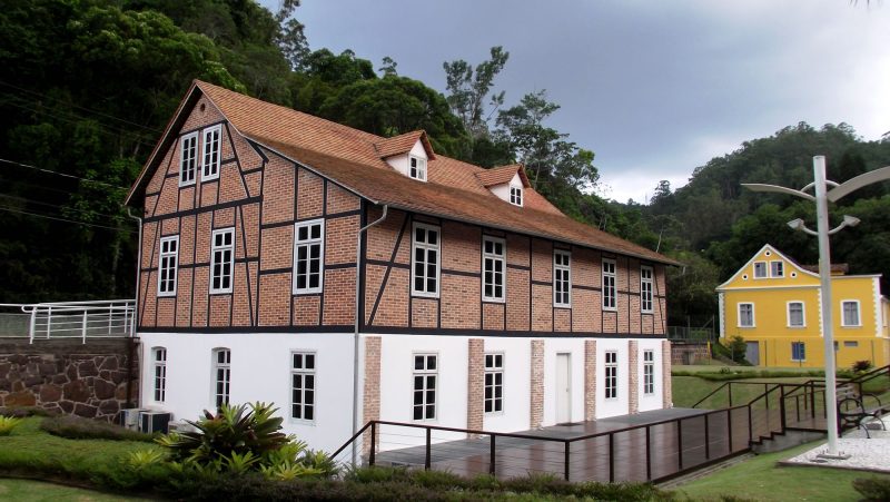 Grupo de dança lança série com apresentações em pontos turísticos de Blumenau