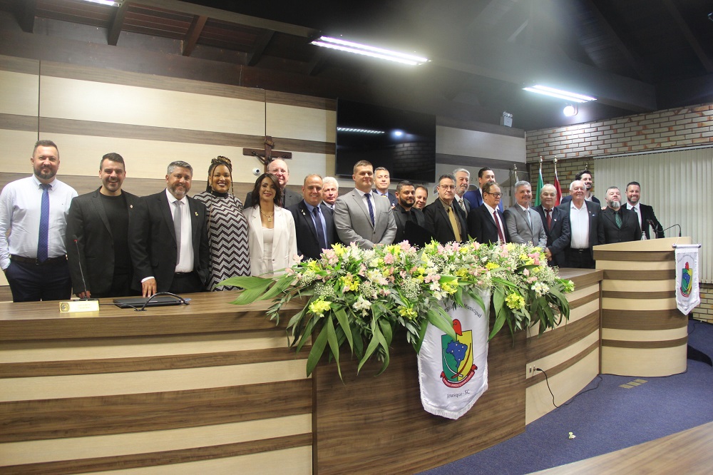 Câmara de Brusque condecora sete novos cidadãos honorários