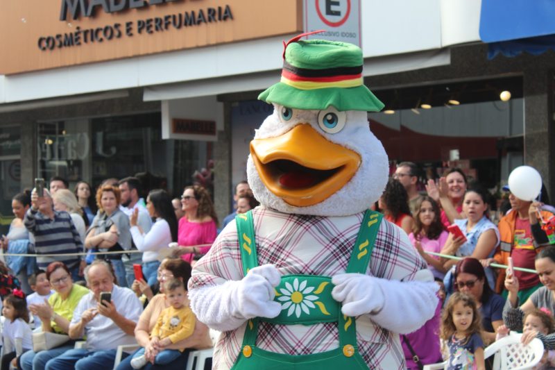 Brusque 163 anos: cerca de 3.500 pessoas participam do desfile