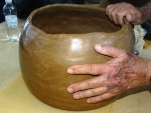 Escola de oleiros promove mostra de peças em cerâmica com técnicas ancestrais