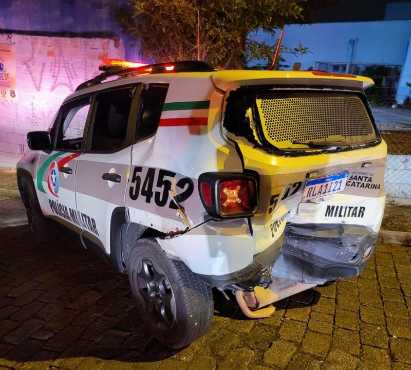 Policiais ficam feridos após carro que fazia racha bater em viatura