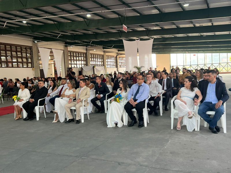 Casamento coletivo celebra a união de 21 casais em Brusque