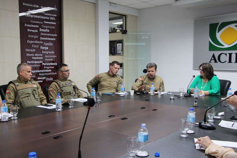 Brusque: comandante regional da PM participa de reunião com empresários