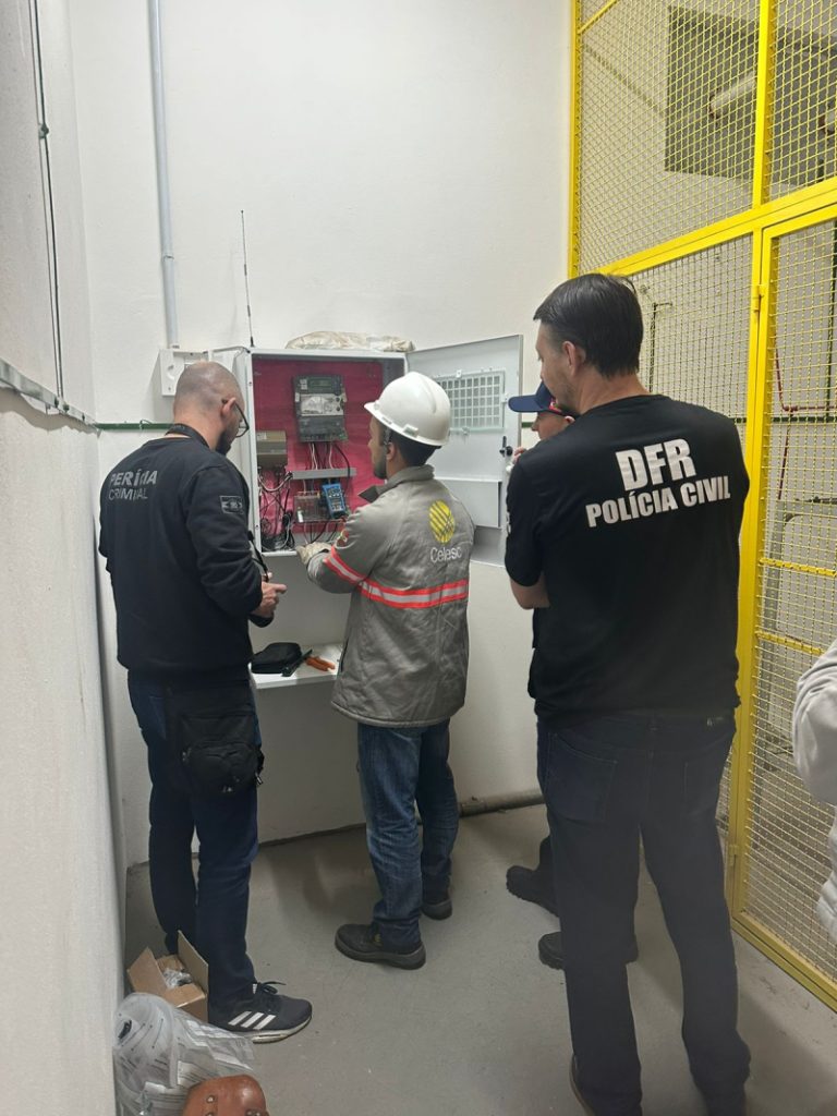 Gato: homens são presos por adulterar medidor de energia em Brusque