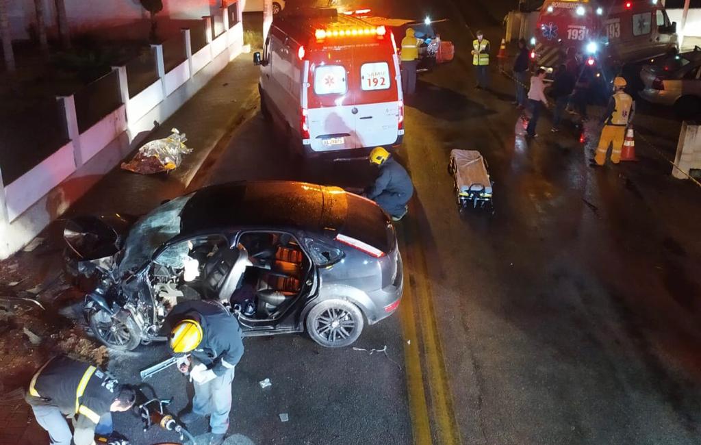 Homem morre e dois ficam feridos em acidente neste domingo