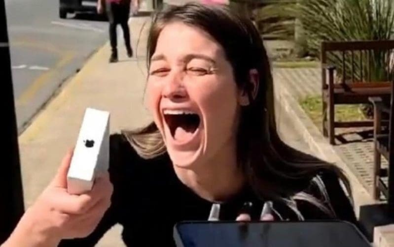 Vídeo: influenciadora de SC distribui iPhones e dinheiro para seguidores