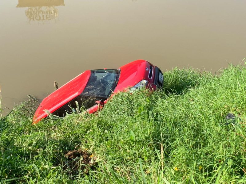 Vídeo: carro cai no Rio Itajaí-Mirim em Brusque nesta terça-feira