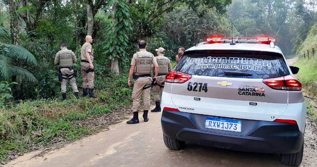 Corpo é encontrado amarrado e carbonizado em área de mata em Itajaí