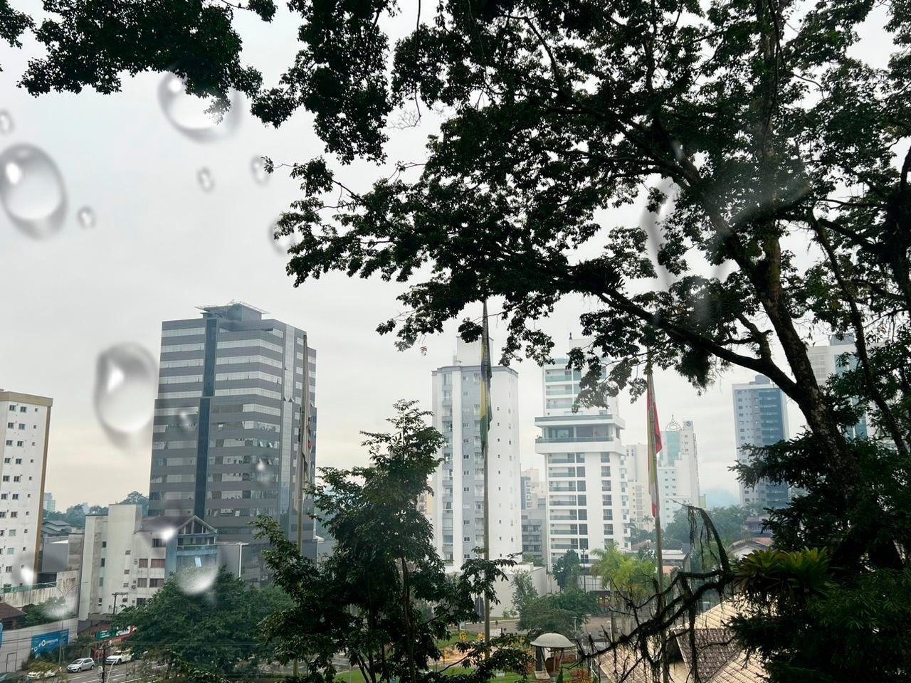 Defesa Civil de Brusque alerta para temporais e chuva  intensa