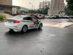 Homem em fuga invade universidade e provoca pânico em Brusque