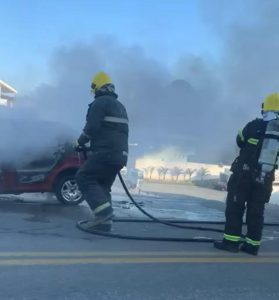 Vídeo: incêndio em carro mobiliza Corpo de Bombeiros em Brusque