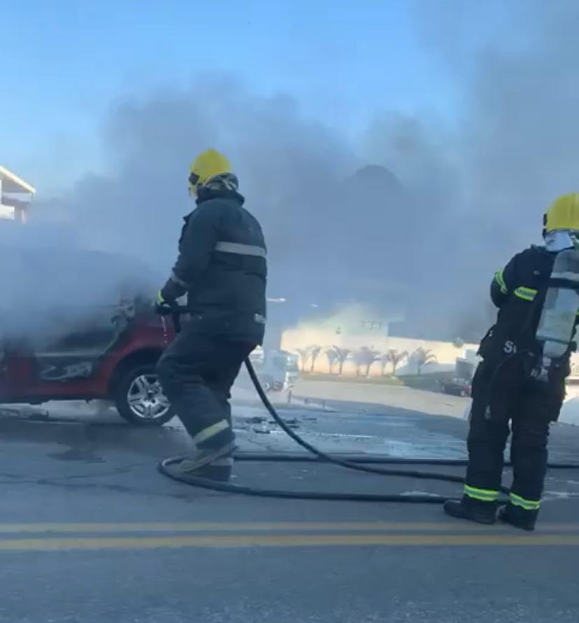 Vídeo: incêndio em carro mobiliza Corpo de Bombeiros em Brusque