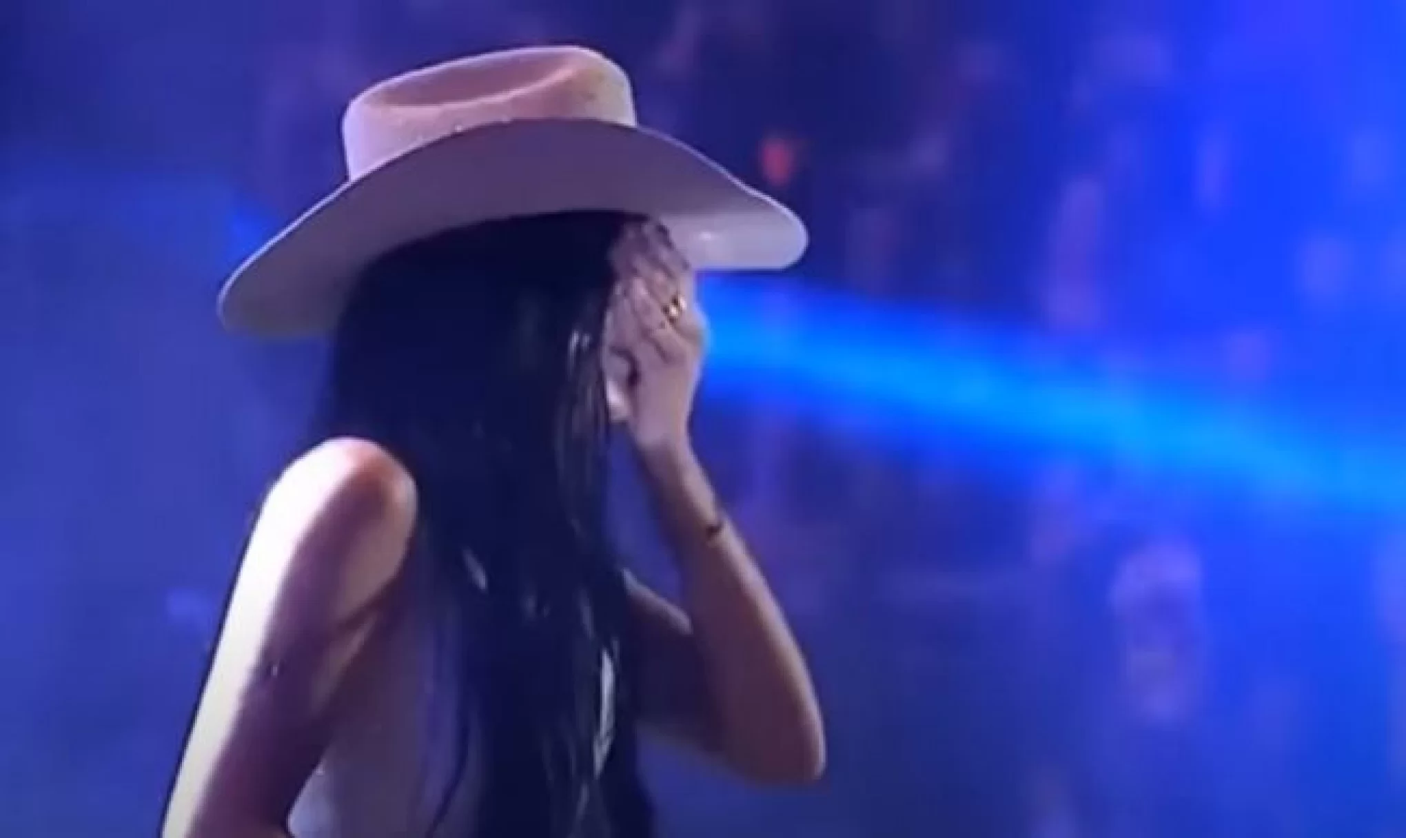 Vídeo: Ana Castela cai no choro após desafinar na festa do Peão em Barretos