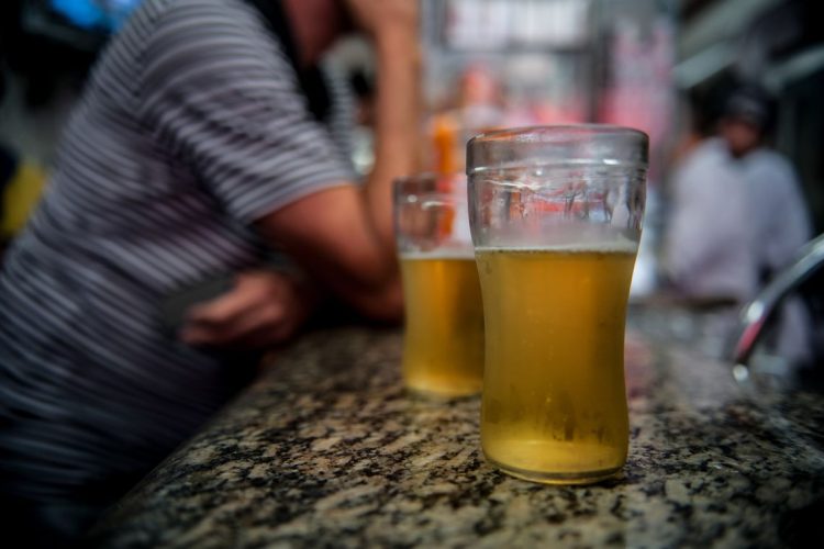 Comer antes de beber reduz impacto do álcool no fígado, alerta médica