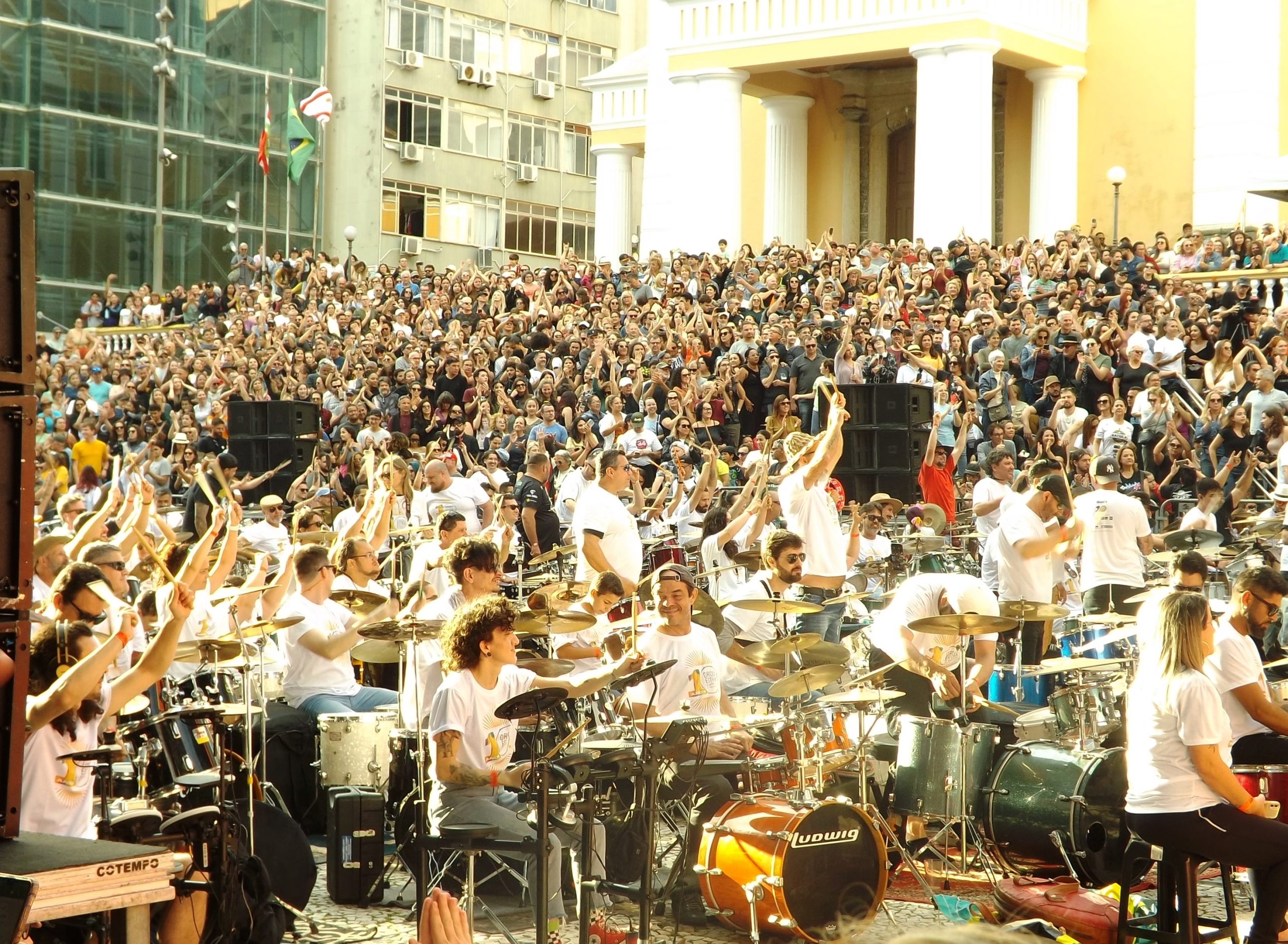 Orquestra de Baterias comemora 10 anos com público recorde no Largo da Catedral