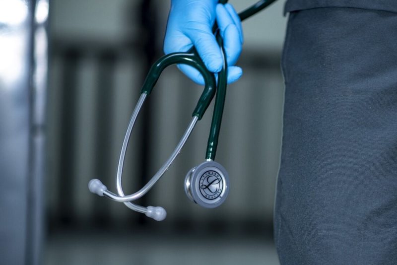 Estudante de medicina em SC perde bolsa após viagem internacional
