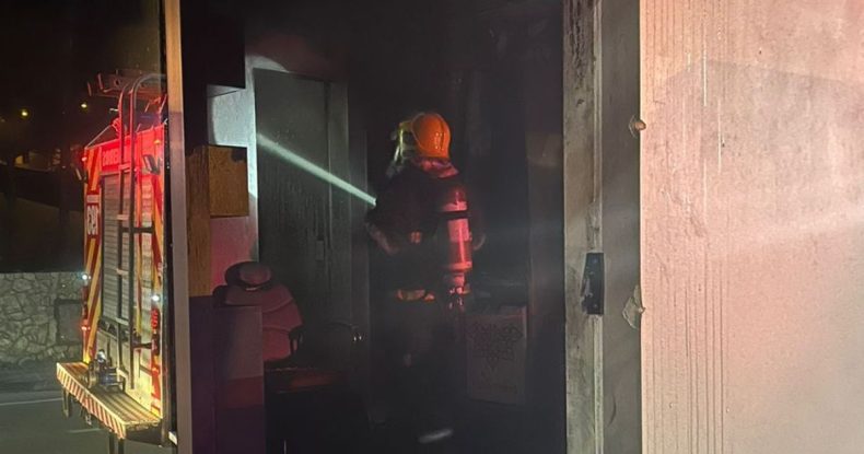 Brusque: bombeiros combatem fogo em salão de manicure