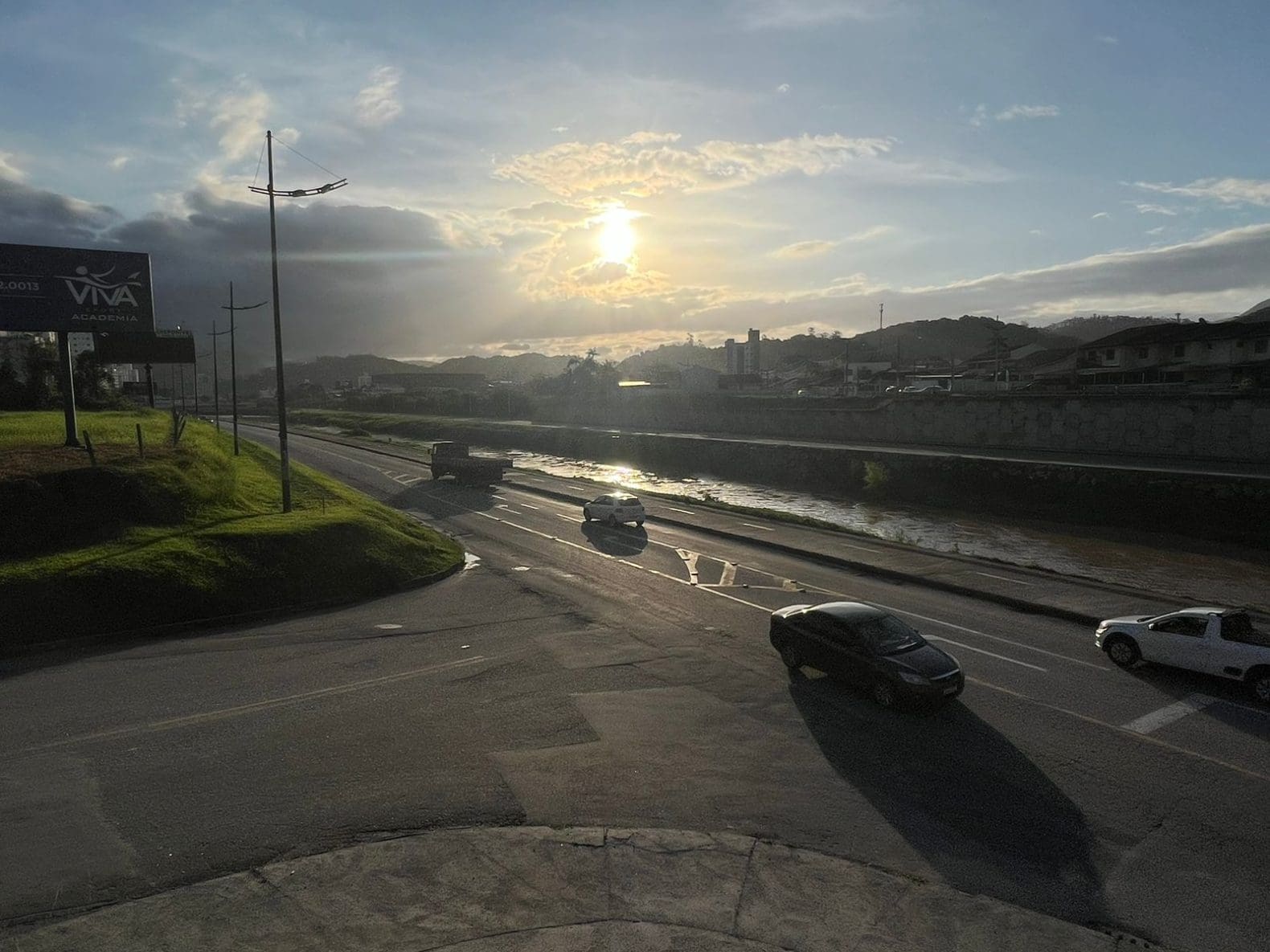 Brusque: Avenida Beira Rio passa por operação de recapeamento
