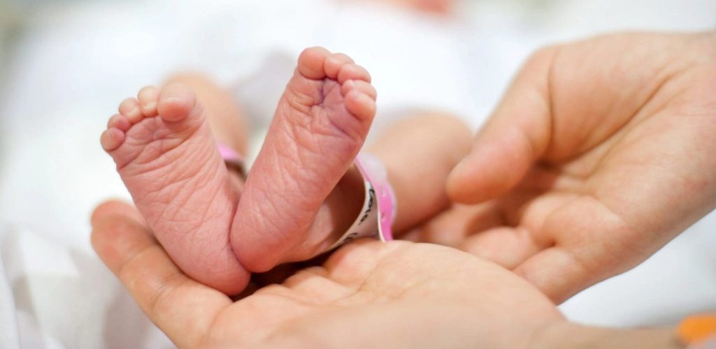 Feto é encontrado dentro de caixa de sapato após aborto