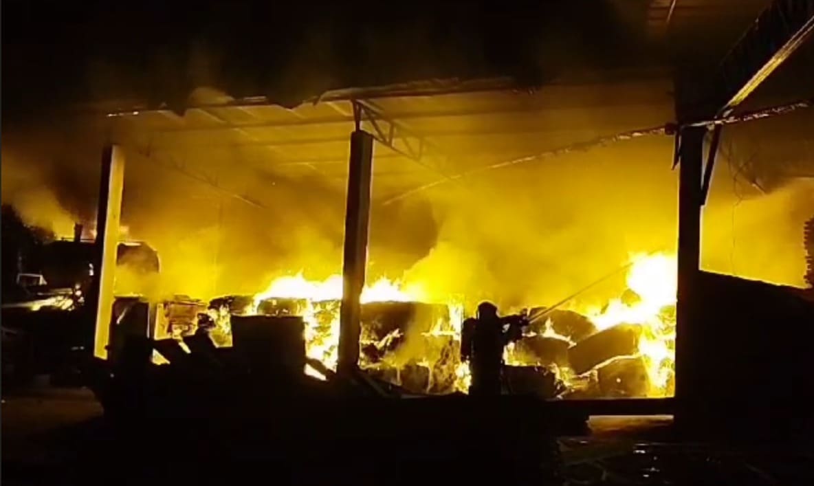 Vídeo: bombeiros combatem incêndio em caldeira no Médio Vale