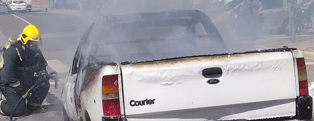 Carro pega fogo no Centro de Brusque na tarde desta segunda-feira