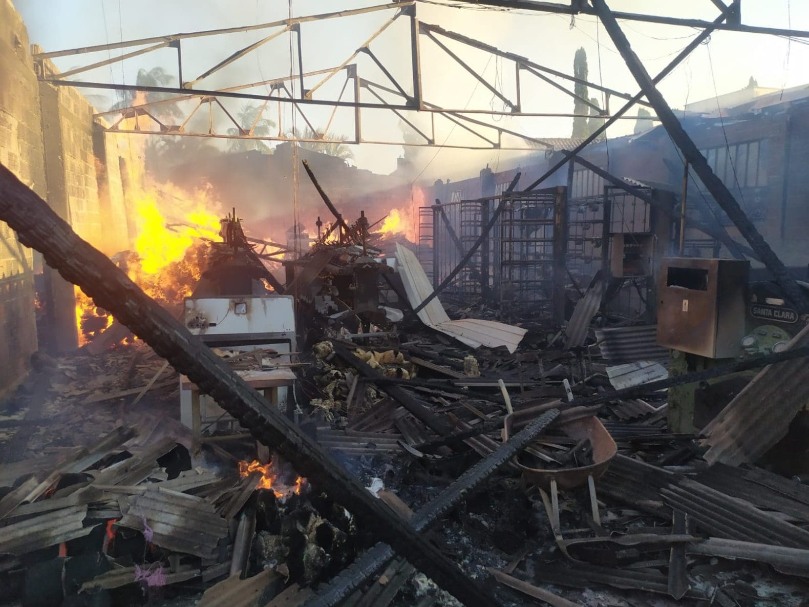 Incêndio de grandes proporções atinge empresa  têxtil em Brusque