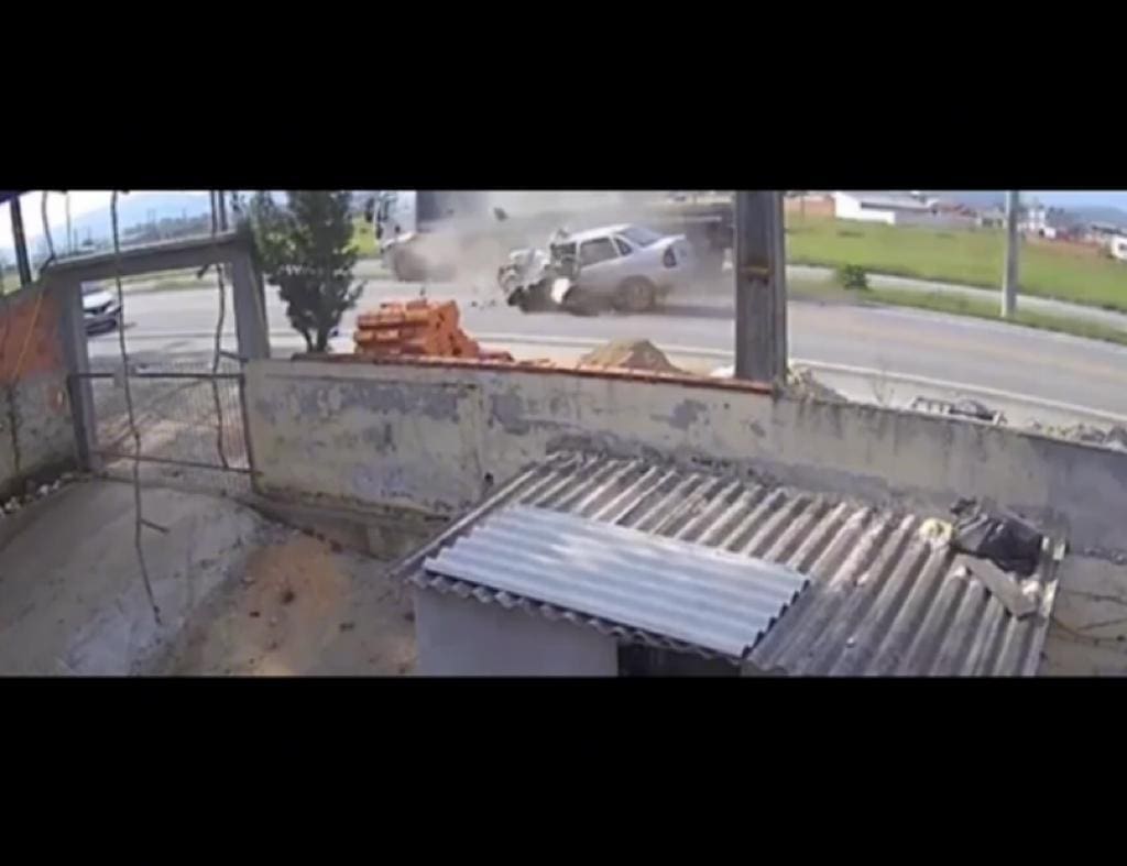Vídeo: imagem mostra acidente entre carro e caminhão em Ilhota