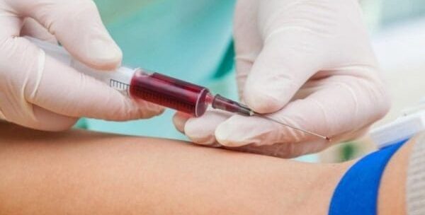 Professor usa única agulha em coleta de sangue de 43 alunos e é afastado