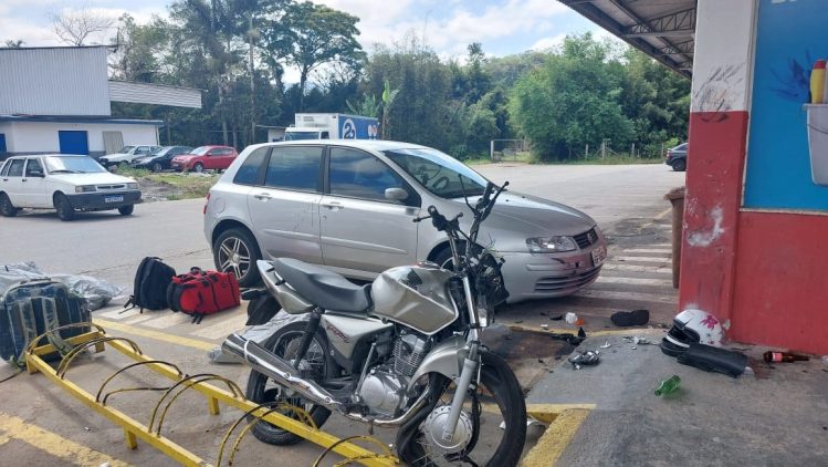 Condutor e passageiro de moto morrem em acidente grave em Gaspar