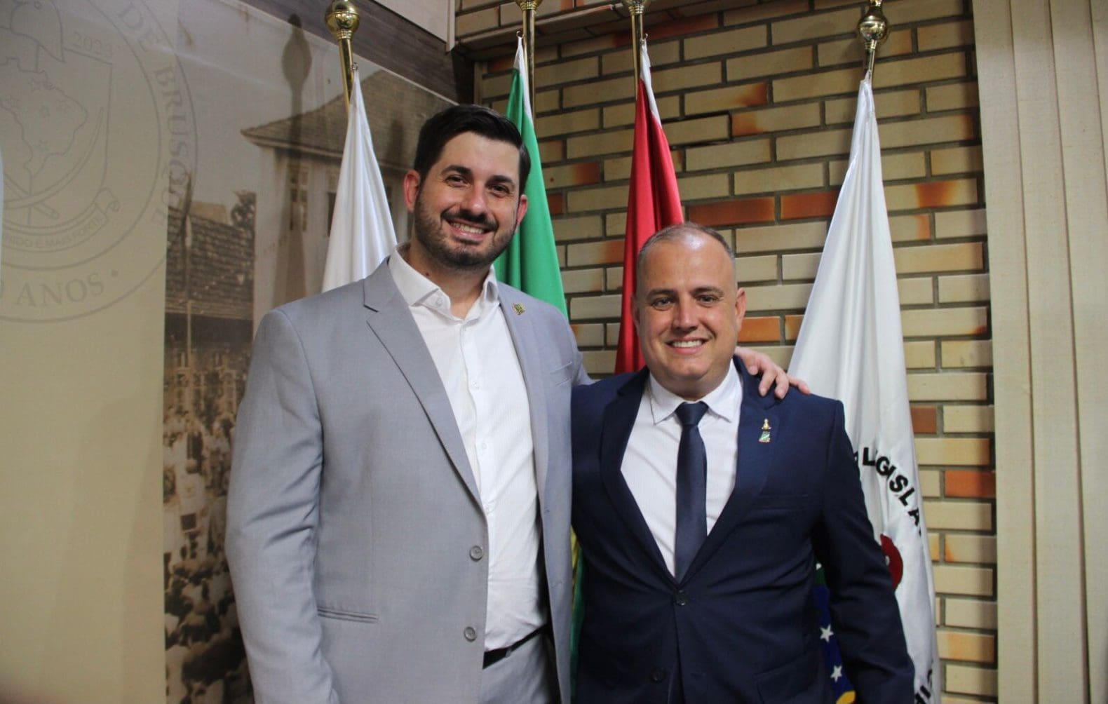 André Vechi e André Batisti tomam posse como prefeito e vice de Brusque