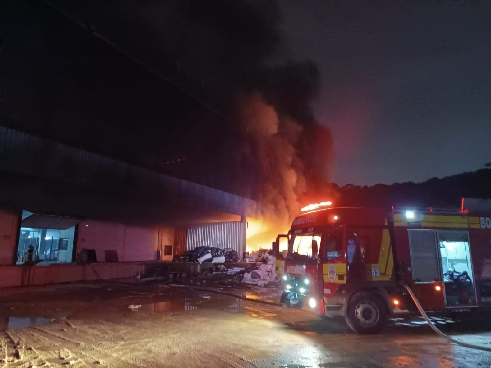 Fábrica é completamente destruída por incêndio em Gaspar