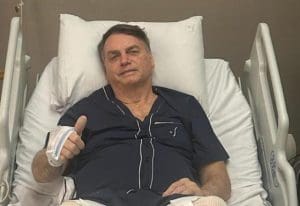 Bolsonaro é internado novamente e passa por lavagem intestinal