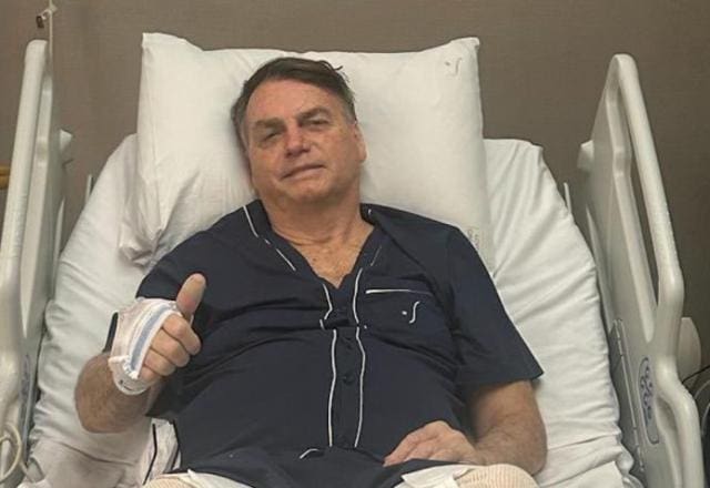 Bolsonaro é internado novamente e passa por lavagem intestinal