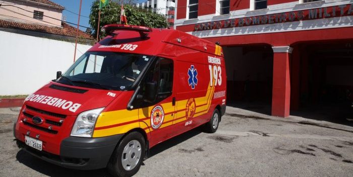 Mulher é conduzida ao hospital após ser atropelada em Guabiruba