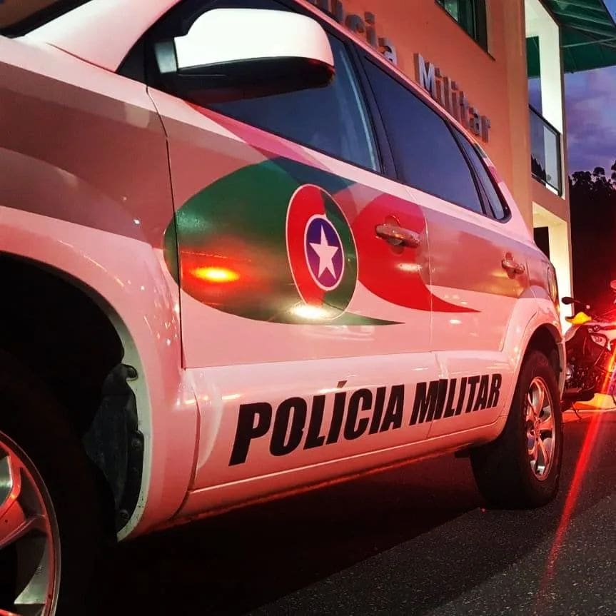 Homens armados rendem motociclista e roubam moto em Brusque