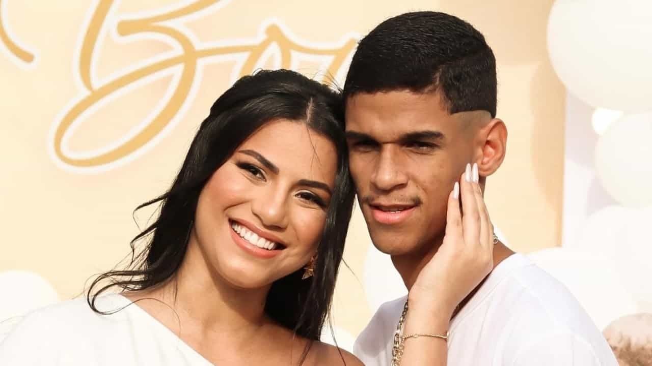 Luva de Pedreiro sinaliza término do namoro logo após anunciar que será pai