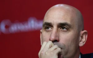 Ex-presidente da Federação Espanhola, Luis Rubiales é suspenso pela Fifa