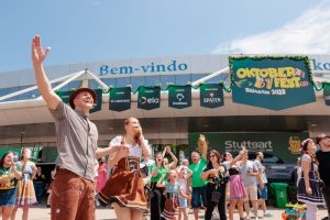 Chá revelação em roda-gigante surpreende visitantes na Oktoberfest Blumenau