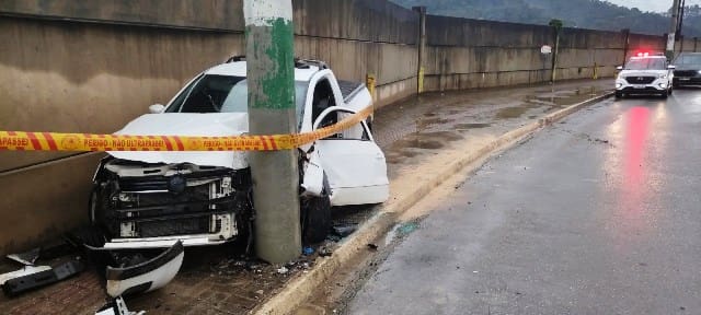 Motorista sem cinto de segurança bate em poste e perde os dentes