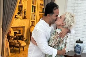 Ana Maria Braga ganha beijão ao comemorar aniversário do namorado