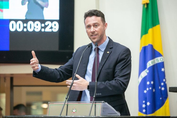 Alesc: emedebistas rebatem bolsonaristas