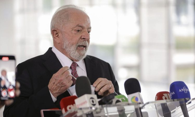 Médicos antecipam alta e presidente Lula deixa hospital após cirurgia