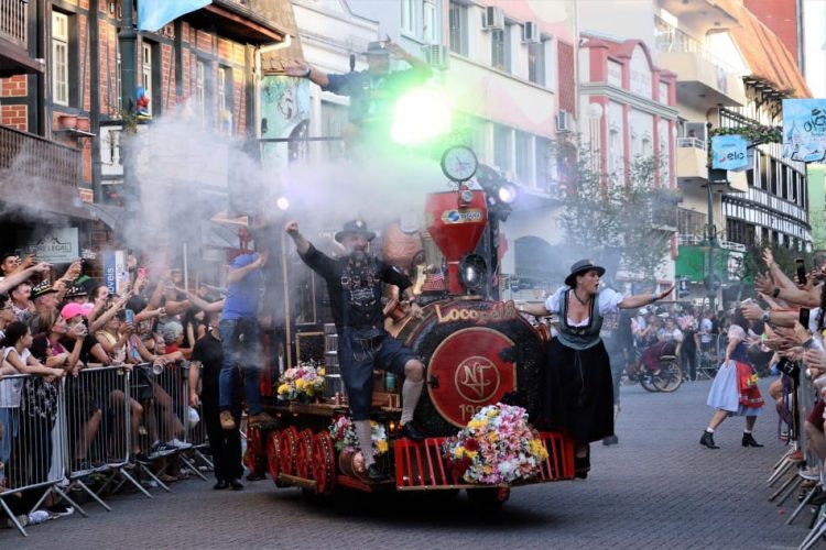 Oktoberfest Blumenau terá desfile extra no feriado